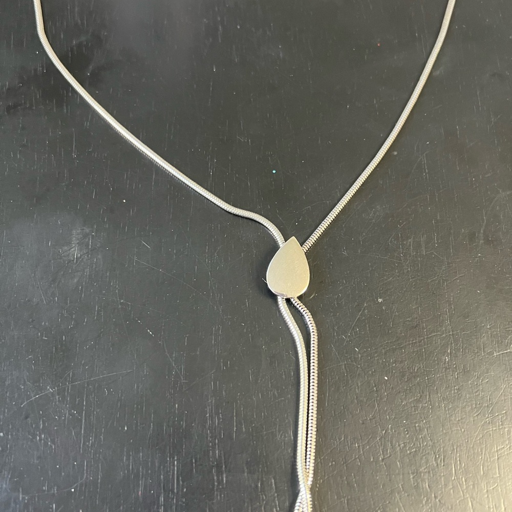 ONE PRE-OWNED 28” SILVERTONE LARIAT STYLE TEARDROP NECKLACE CTM2